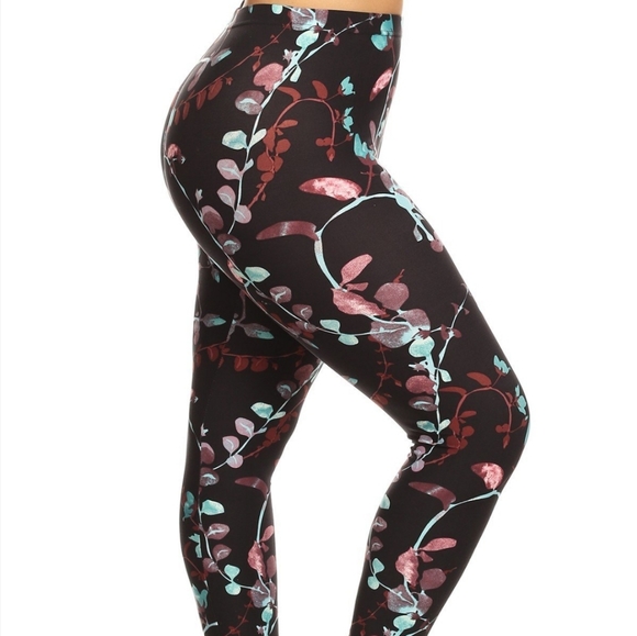 Pants - 🆕️ PLUS High Waist Print Leggings